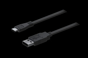 Ein schwarzes USB-Kabel mit einem USB-A-Stecker an einem Ende und einem Micro-USB-Stecker am anderen Ende vor schwarzem Hintergrund.