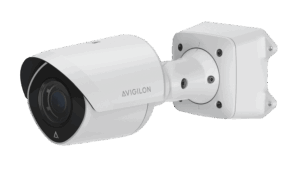 Weiße Überwachungskamera von Avigilon, montiert auf einer rechteckigen Wandhalterung, mit einem modernen, zylinderförmigen Design und einer schwarzen Linsenabdeckung.