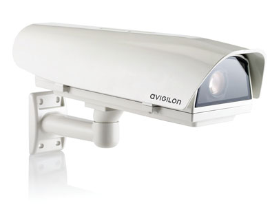 Eine weiße Überwachungskamera der Marke Avigilon mit rechteckigem Gehäuse, an einer Wandhalterung montiert.