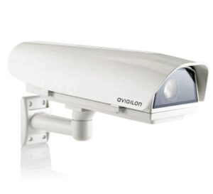 Weiße Überwachungskamera von Avigilon mit Wandhalterung, im modernen rechteckigen Design.