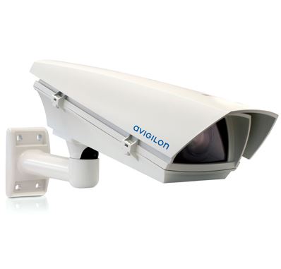 Weiße Überwachungskamera des Herstellers Avigilon, montiert an einer Wandhalterung.