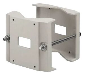 Weißer, quadratischer Halter aus Metall mit quadratischem Loch in der Mitte und zwei seitlichen Bolzen zur Befestigung.