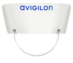 Weiße Avigilon Sicherheitskamera mit halbrundem Gehäuse und blauer Aufschrift oben.