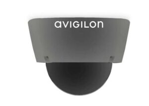 Eine Überwachungskamera mit einem schwarzen, kuppelförmigen Gehäuse und einem grauen Schutzschirm, der das Logo 'Avigilon' trägt.