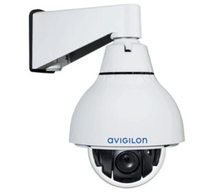 Weiße Überwachungskamera von Avigilon mit kuppelförmigem Gehäuse und Wandmontagehalterung.