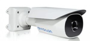 Weiße Überwachungskamera mit der Aufschrift "Avigilon", montiert auf einer Halterung.
