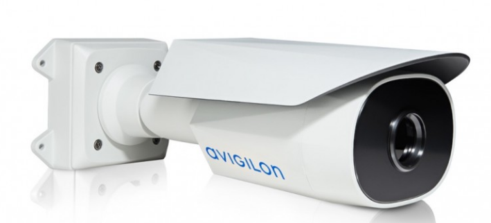 Weiße Überwachungskamera mit der Aufschrift "Avigilon", montiert auf einer Halterung.