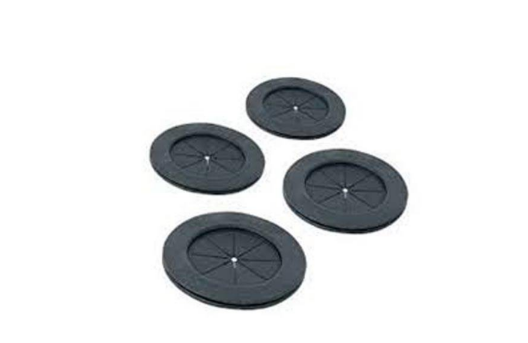 Vier schwarze Gummischeiben mit radialen Schlitzen, die flach auf einer weißen Oberfläche liegen.