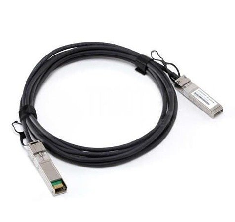 Ein schwarzes DAC-Kabel mit zwei SFP+ Anschlüssen an beiden Enden, verwendet zum Verbinden von Netzwerkgeräten.