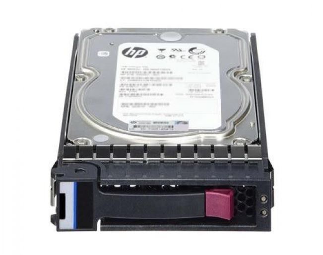 Eine HP Festplatte in einem schwarzen Festplattenrahmen mit einem roten Verriegelungshebel und einer sichtbaren Etikettierung auf der Oberseite.