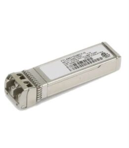 Ein SFP-Transceiver mit Beschriftung und metallischer Oberfläche, geeignet für Glasfaserverbindungen in Netzwerken.