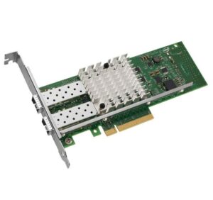 Auf dem Bild ist eine Netzwerkkarte mit einem grünen Leiterplatten-Design und einem metallischen Kühlkörper in der Mitte zu sehen. Das Modell verfügt über zwei PCIe-Steckplätze und ist für den Einbau in einen Computer vorgesehen.