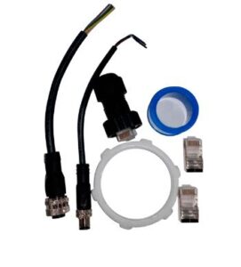 Ein Set von Netzwerk-Konnektoren und Zubehör, einschließlich Kabel mit Steckverbindungen, einem blauen Dichtungsring, zwei RJ45-Steckern und einem weißen Kunststoffring.