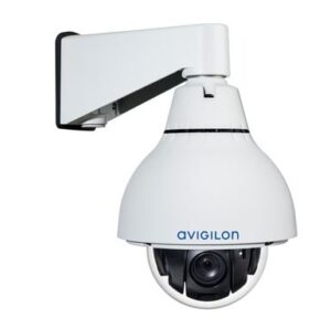 Eine weiße Avigilon Überwachungskamera mit Kuppeldesign, montiert an einer Wandhalterung.