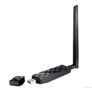 Ein USB-WLAN-Adapter mit abnehmbarer Kappe und großer, schwarzer Antenne, die neben dem Adapter auf dem Tisch steht.