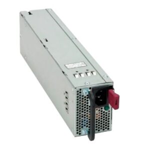 Ein silbernes Computer-Netzteil in länglicher Form mit einem roten Schalter an der Vorderseite und mehreren Lüftungsschlitzen auf der Seite.