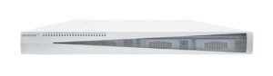 Ein weißer Avigilon-Server mit perforierter Blende an der Vorderseite, der für Überwachungszwecke verwendet werden kann.