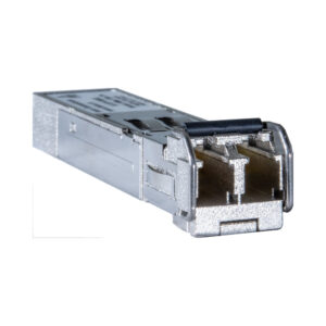 Nahaufnahme eines metallischen SFP-Moduls mit einem rechteckigen Gehäuse und einem Anschluss auf der Vorderseite.