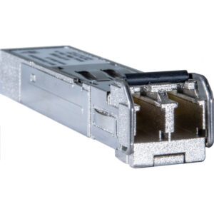 Ein silberner SFP-Transceiver mit rechteckiger Form und offenem Steckanschluss, der für die Netzwerkverbindung verwendet wird.
