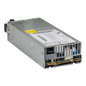Ein silbernes Computer-Netzteil im querformatigen Design mit Lüftungsschlitzen und Anschlussmöglichkeiten auf der Vorderseite.