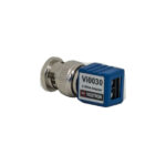 Ein blauer Vi0030 2-Wire-Adapter von Vigitron, kombiniert mit einem metallenen Koaxialstecker, auf einem weißen Hintergrund.