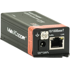Nahaufnahme eines MaxiiCopper Ethernet-Konverters in einem schwarzen Gehäuse mit einem 10/100BaseT Ethernet-Anschluss und einem Stromanschluss für 12V/24V.