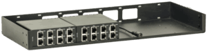 Ein schwarzer Netzwerkswitch mit 16 Ethernet-Ports ist seitlich in einem offenen, rechteckigen Gehäuse montiert. Ein Netzstecker ist an der rechten Seite des Schalters sichtbar.