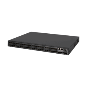 Ein schwarzer Netzwerk-Switch in einem kompakten, rechteckigen Gehäuse mit zahlreichen Ethernet-Ports auf der Frontseite.