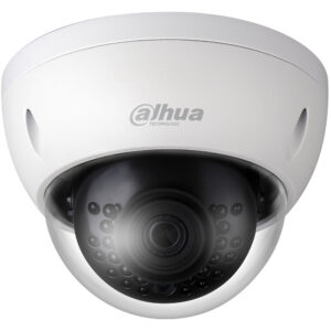 Sicherheitskamera von Dahua Technology in einer weißen Kuppelhalterung.