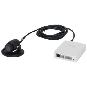 Kompakte Überwachungskamera mit schwarzem Gehäuse auf einem Ständer, verbunden durch ein langes Kabel mit einer weißen Netzwerkbox, die mehrere Anschlüsse aufweist.