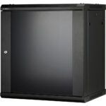 Schwarzer Netzwerkschrank mit Glastür und Schloss, geeignet zur Wandmontage, mit Belüftungsöffnungen oben und unten für Luftzirkulation.