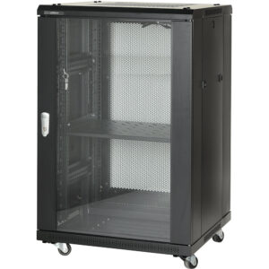 Schwarzer Server-Schrank mit Glasfront und perforierten Seitenwänden, ausgestattet mit Rollen für Mobilität.
