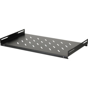 Schwarzes Regalbrett mit Lüftungsschlitzen und seitlichen Montagewinkeln, ideal zur Befestigung in einem Serverschrank oder Rack.