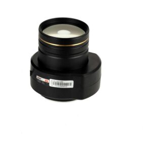 Nahaufnahme eines großen, schwarzen Kameraobjektivs mit einem goldenen Ring. Es ist ein dahua Produkt. Auf der Seite befindet sich ein Etikett mit Modell- und Seriennummer.