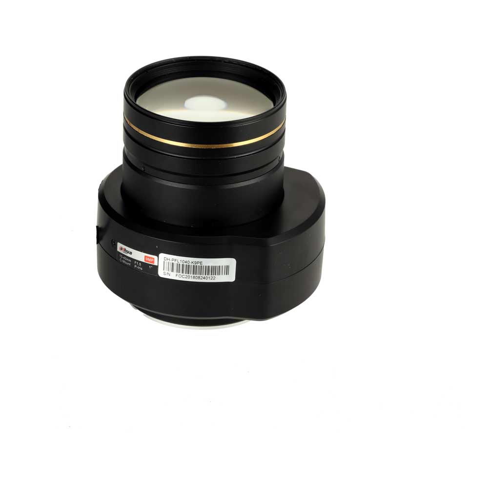 Nahaufnahme eines großen, schwarzen Kameraobjektivs mit einem goldenen Ring. Es ist ein dahua Produkt. Auf der Seite befindet sich ein Etikett mit Modell- und Seriennummer.