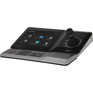 Eine moderne Steuerungskonsole mit einem Touchscreen-Display, einer Tastatur, einem Joystick und mehreren Steuerknöpfen. Die Oberfläche zeigt verschiedene Bedienungssymbole und das Gerät ist ergonomisch gestaltet.