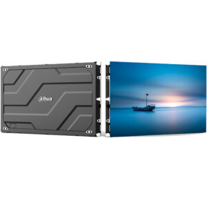 Ein LED-Display von Dahua zeigt ein ruhiges Meer mit einem einsamen Boot bei Sonnenuntergang, daneben die Rückseite des Displays mit dem Dahua-Logo.