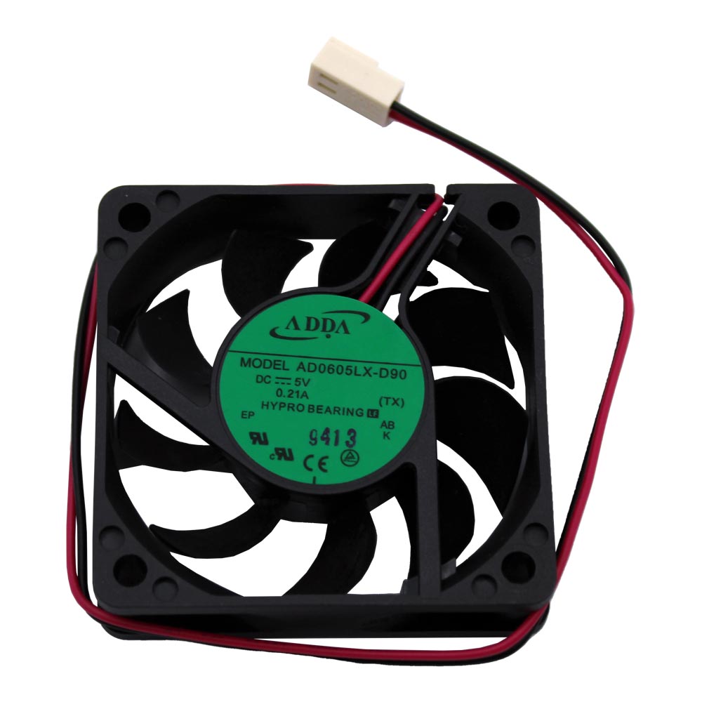 Ein schwarzer Computerlüfter mit einem grünen Aufkleber, der Modell AD0605LX-D90 und technische Details zeigt, sowie einem weißen Steckanschluss an rot-schwarzen Kabeln.