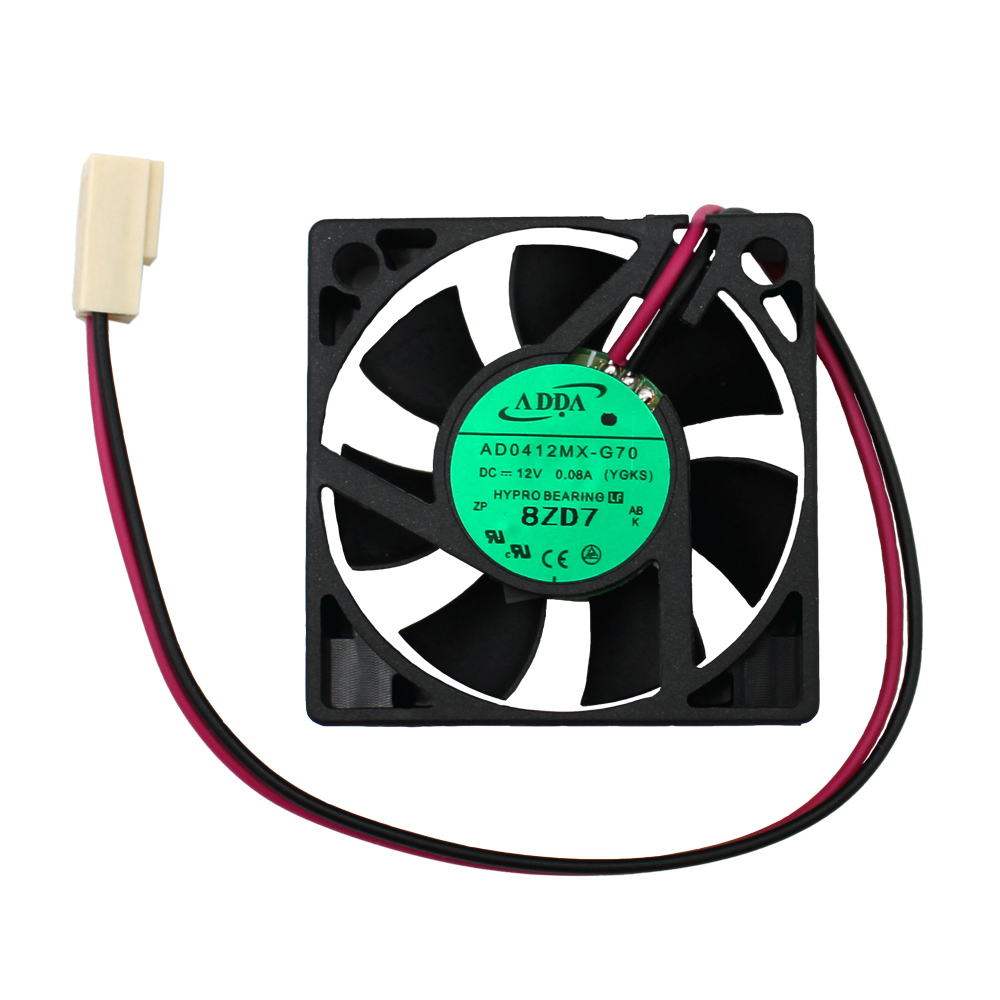 Ein schwarzer, quadratischer Lüfter mit zentralem grünem Etikett, das die Modellnummer AD0412MX-G70 und Spezifikationen angibt, sowie ein Anschlusskabel mit zweipoligem Stecker.