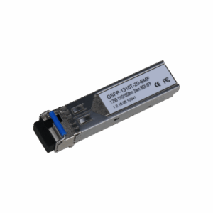 Ein SFP-Transceiver mit einem silbernen Gehäuse, blauem Kunststoffelement und Kennzeichnungen zur Spezifikation und Zertifizierung auf der Oberfläche.