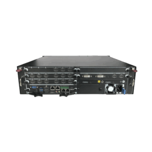 Ein schwarzes elektronisches Rack-Modul mit mehreren Anschlüssen und Schnittstellen auf der Vorderseite, darunter Ethernet-Ports, VGA-Anschluss und weitere Steckplätze.