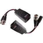 Zwei Video-Balun-Adapter mit Gehäusen aus schwarzem Kunststoff, die über BNC-Anschlüsse und ein Kabelpaar mit roten und schwarzen Drähten verfügen.