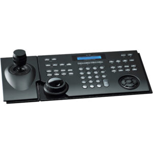 Ein schwarzer Joystick-Controller mit zahlreichen Tasten, einem großen Joystick links, einem Ziffernblock in der Mitte und zusätzlichen Bedienknöpfen rechts.