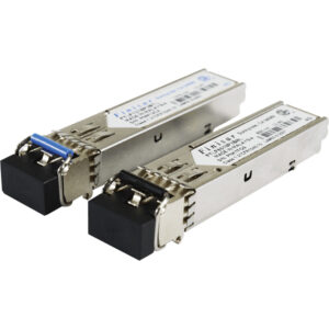Zwei SFP-Module mit metallischen Gehäusen und schwarzen Kunststoffabdeckungen, auf der Oberseite mit Beschriftungen und Seriennummern versehen.
