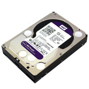 Eine interne Festplatte der Marke WD Purple, erkennbar an ihrem silbernen Gehäuse und dem violetten Label mit technischem Aufdruck.