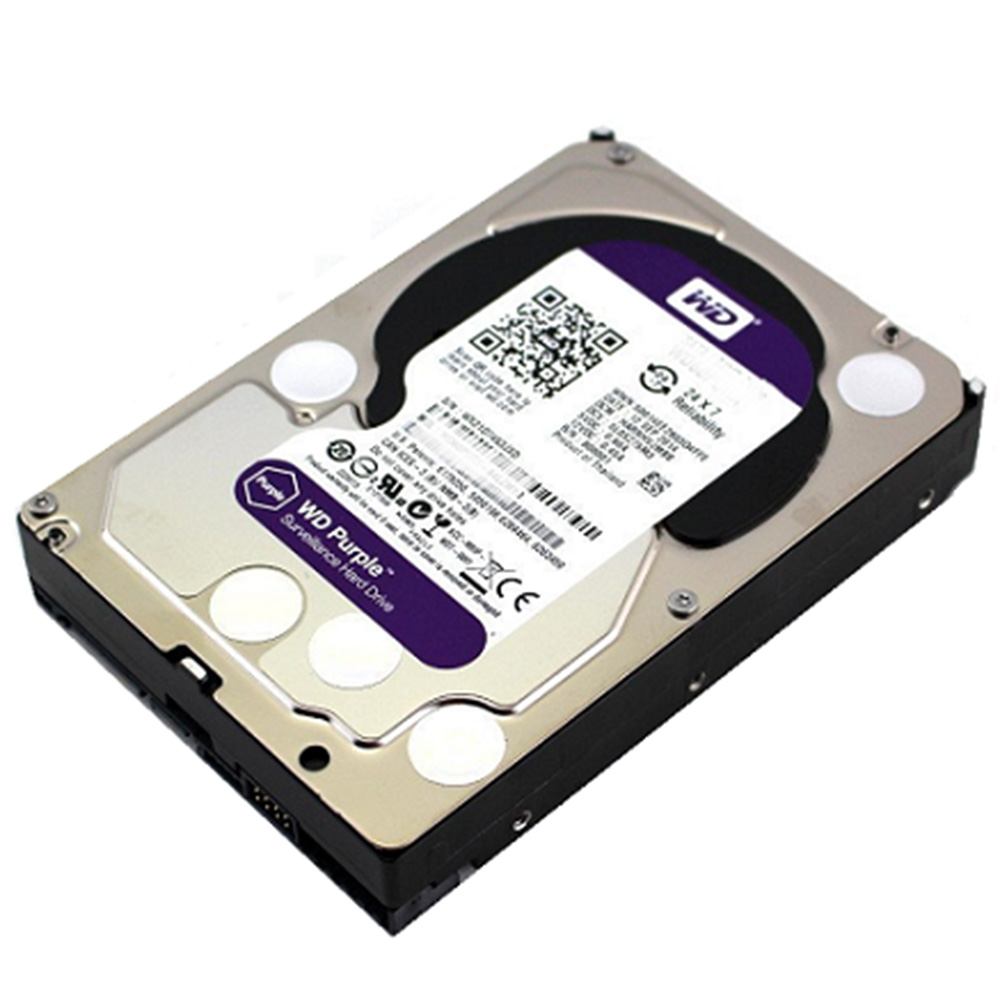 Eine interne Festplatte der Marke WD Purple, erkennbar an ihrem silbernen Gehäuse und dem violetten Label mit technischem Aufdruck.