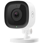 Eine kompakte, weiß-schwarze Sicherheitskamera auf einem Standfuß.