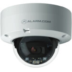 Eine kuppelförmige Überwachungskamera von Alarm.com mit einer weißen Halterung und einem durchsichtigen Gehäuse, das die Linse und Infrarot-LEDs sichtbar macht.