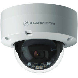 Eine kuppelförmige Überwachungskamera von Alarm.com mit einer weißen Halterung und einem durchsichtigen Gehäuse, das die Linse und Infrarot-LEDs sichtbar macht.