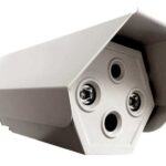 Überwachungskamera mit mehreren Linsen, platziert in einem weißen Gehäuse mit Überhang zum Schutz vor Witterungseinflüssen.